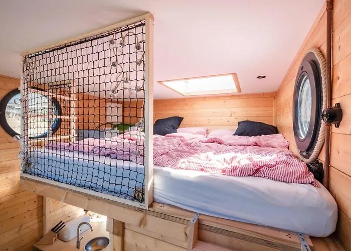 Wunderschoenes Hausboot Agathe Botel